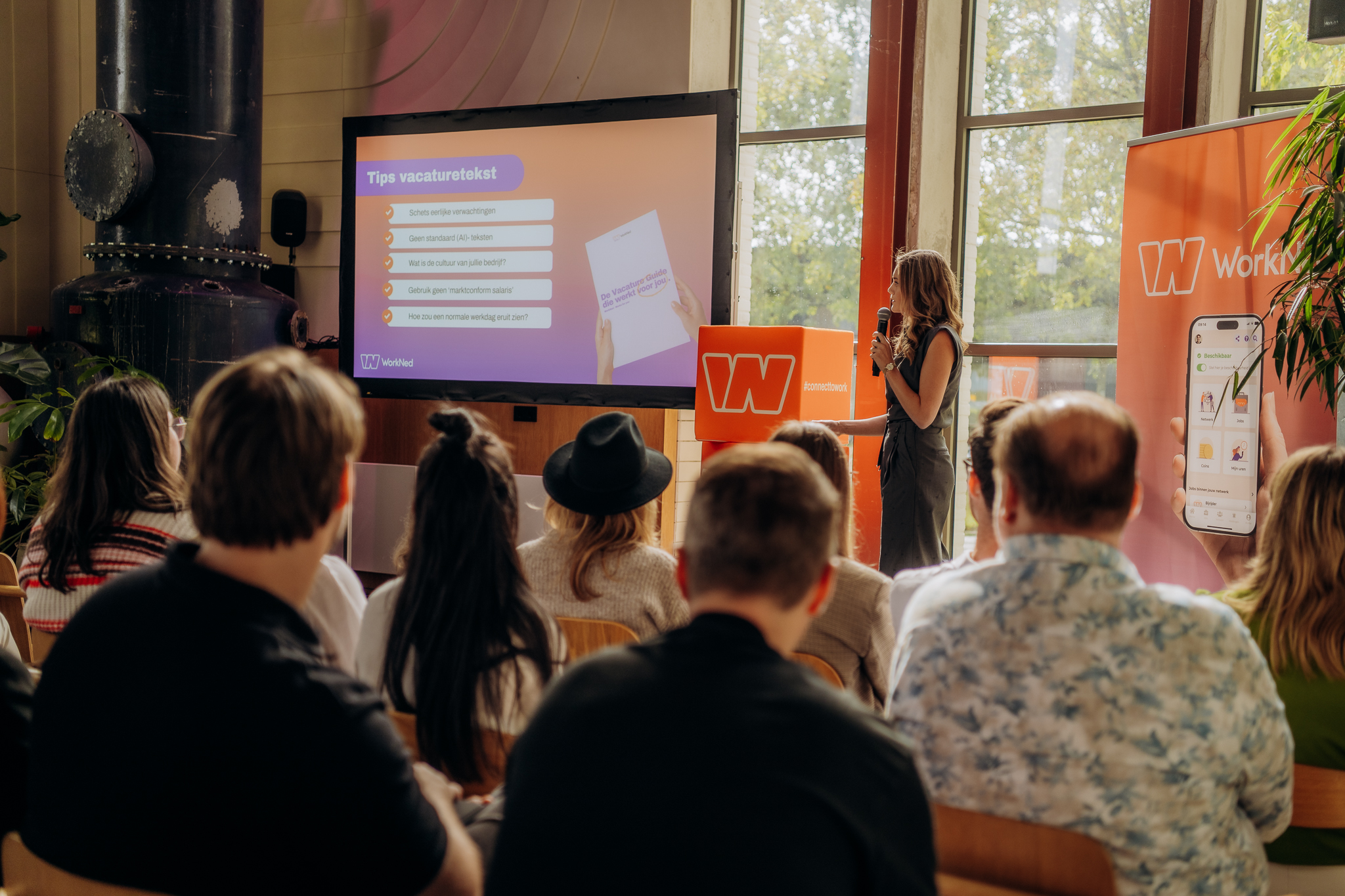 Spreker op het podium tijdens het WorkNed Event 2025 over personeel vinden en binden in een krappe arbeidsmarkt